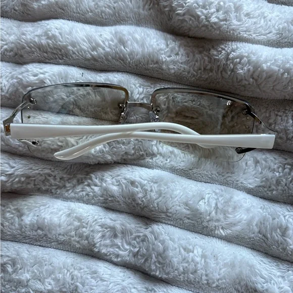 Elegant Silver Rimless Sunglasses - Picture 3 of 3